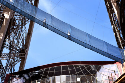 galerie foto turnul eiffel deschide o noua atractie pentru vizitatori un pod suspendat la 60 de metri 69c4bf7e2d55b