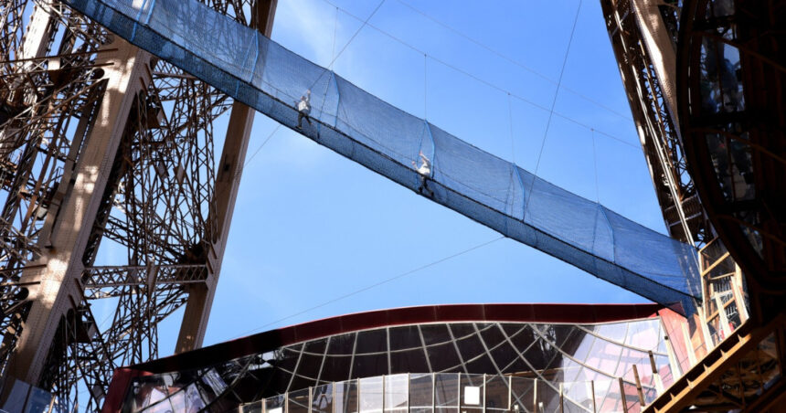galerie foto turnul eiffel deschide o noua atractie pentru vizitatori un pod suspendat la 60 de metri 69c4bf7e2d55b