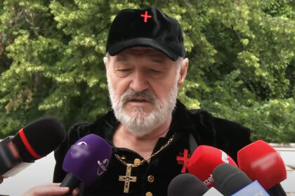 gigi becali da asigurari ca va aduce lumina sfanta de la ierusalim trimit soldatii mei care cand dau ordin trec prin foc si sabie si aduc lumina sfanta chiar cu riscul vietilor 69b511a060815