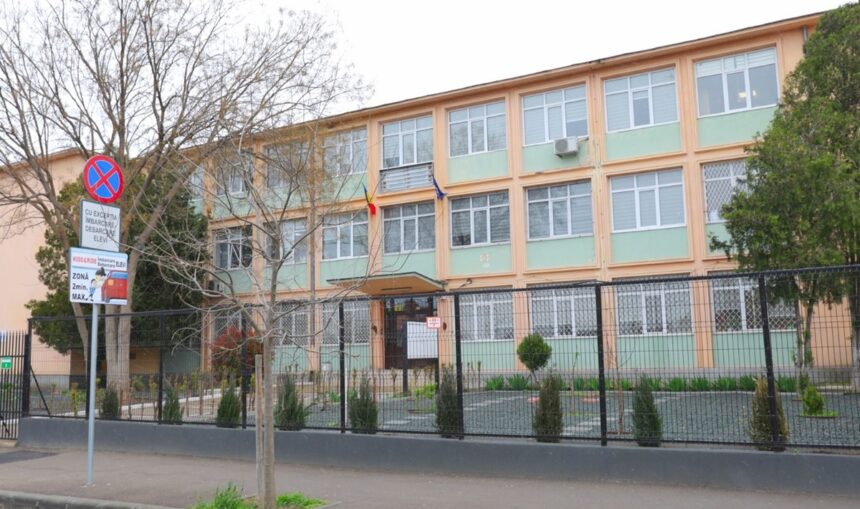 incep lucrarile de renovare la scoala gimnaziala nr 43 ferdinand constanta primarul chitac a semnat contractul 69c3bc344a357