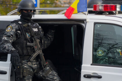 interventie a politiei pentru calmarea unui barbat care arunca cu pietre in masini impuscat dupa ce a atacat cu sabia un politist 69b583baafbab
