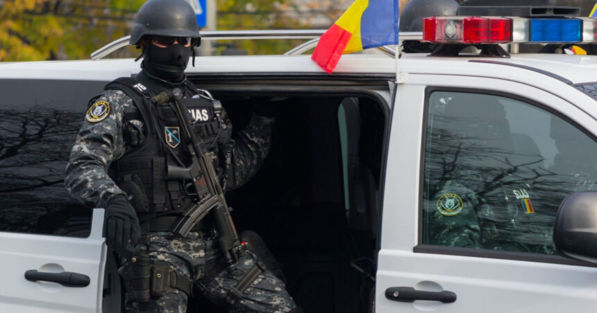 interventie a politiei pentru calmarea unui barbat care arunca cu pietre in masini impuscat dupa ce a atacat cu sabia un politist 69b583baafbab