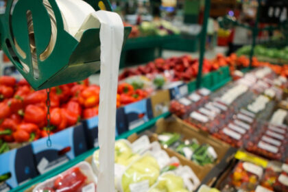 ministrul agriculturii solicita consiliului concurentei sa verifice adaosurile care apar pe traseul dintre fermier si consumator 69b46f187c4ea