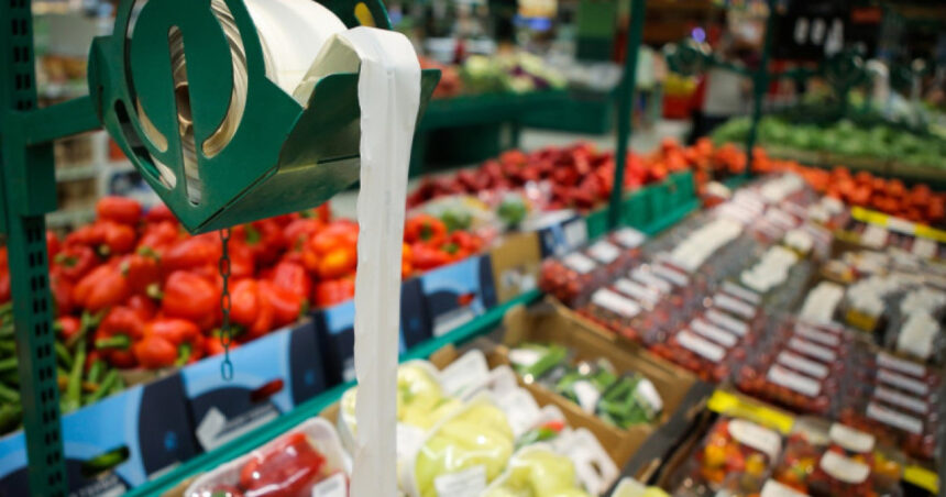 ministrul agriculturii solicita consiliului concurentei sa verifice adaosurile care apar pe traseul dintre fermier si consumator 69b46f187c4ea