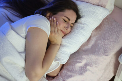 obiceiul din timpul somnului care poate distruge dantura medicii avertizeaza provoaca dureri de cap si zgomote la nivelul urechii 69a3e5355caed