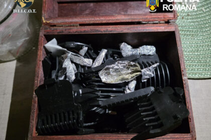 perchezitii la presupusi traficanti de droguri de mare risc foloseau doua fete de 13 si 15 ani pentru distributie 69cbb8749b0cb