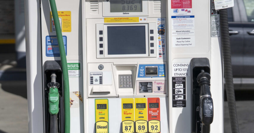 pretul benzinei in sua a crescut cu 20 de la declansarea conflictului din iran cat a ajuns sa coste acum comparatie cu romania 69b2659a0d2c2