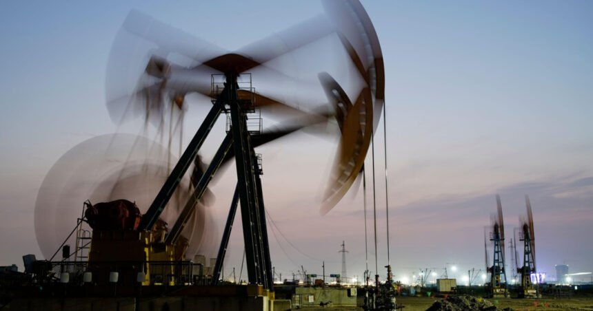 pretul petrolului a depasit 100 de dolari pe baril pentru prima data in ultimii patru ani 69ae74a156e67