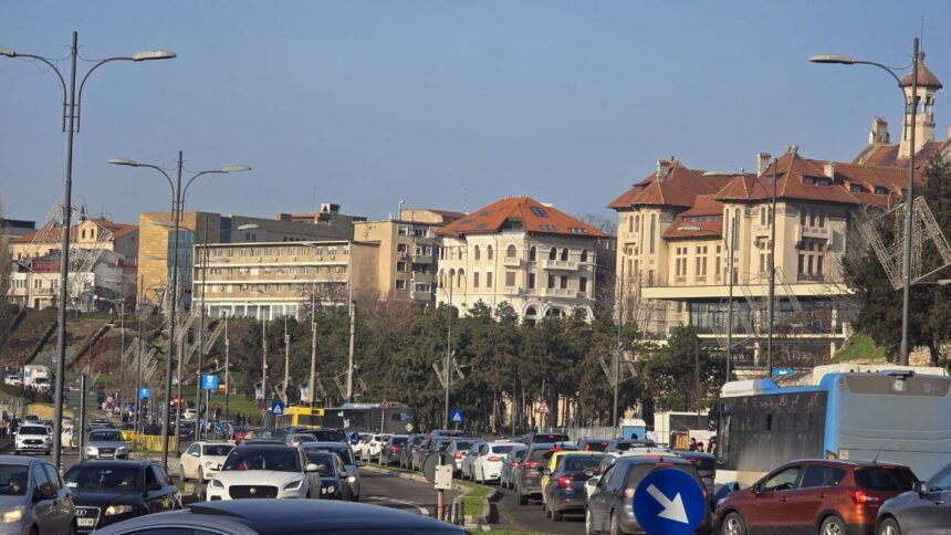 puhoi de oameni in zona peninsulara din constanta autobuzele au intarzieri mari din cauza aglomeratiei ce transmiste ct bus 69ad7252cfee5