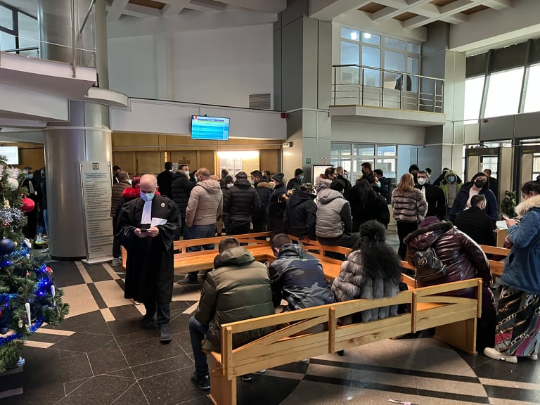 rasturnare de situatie intr un proces civil intre vecini se judeca de ani buni pentru a se stabili care dintre ei este proprietarul unui teren 69a6be7c83772