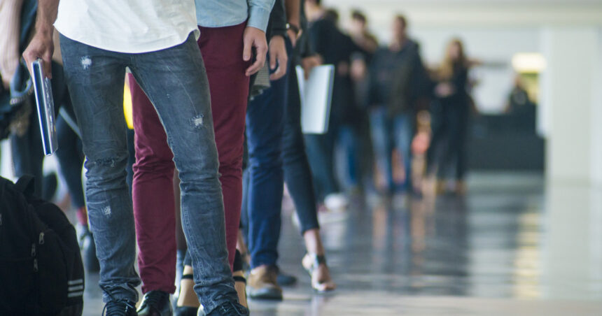 rata somajului a crescut la 63 in romania in ultimul trimestru din 2025 aproape 30 dintre tineri nu au un loc de munca 69b7d247b0aa8