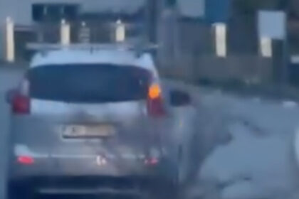 sofer din bistrita surprins in timp ce tara un trunchi de copac de 16 metri pe carosabil 69c799c171510