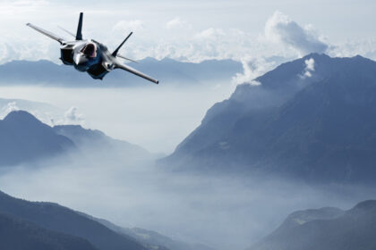 sua si canada ridica de la sol avioane de vanatoare pentru a monitoriza patrulele aeriene rusesti in apropiere de alaska 69a94abc8957c