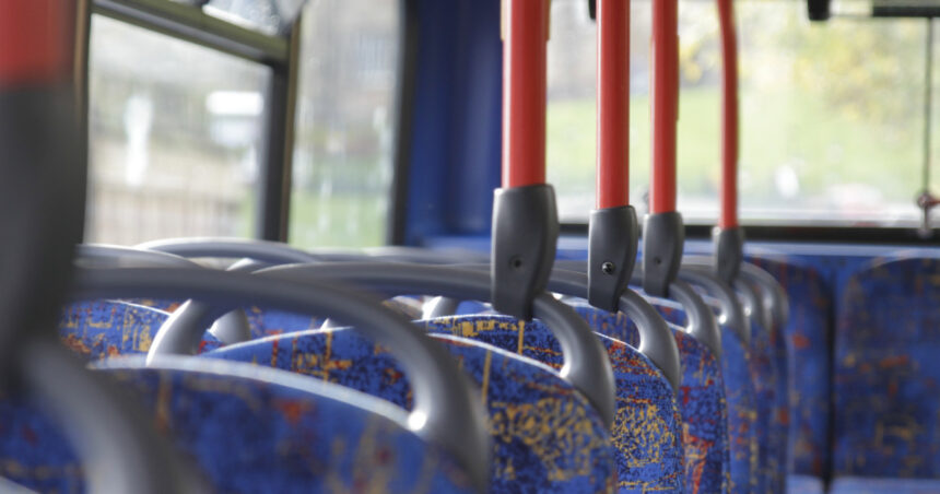 tanar prins de jandarmi cu spray lacrimogen si cutit intr un autobuz din bacau 69c903d84a017