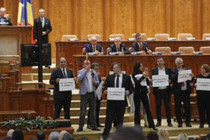 trei deputati ai partidului sos indemnizatie redusa cu 50 pe trei luni pentru scandalul din plen 69c188bf9a388