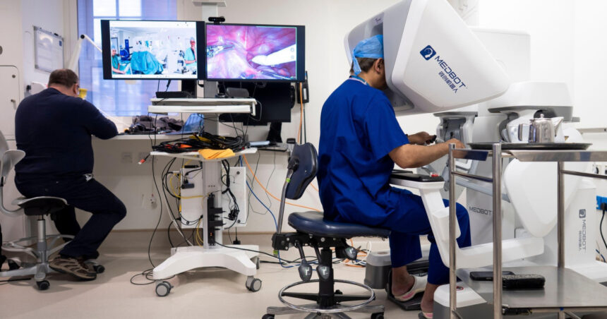 un chirurg din londra a operat un pacient aflat la 2 400 km distanta cu ajutorul unui robot 69ab21ea40a09