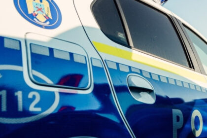 un tanar din arad a agresat un politist care a intervenit la accidentul pe care el il provocase a incercat sa i fure arma si catusele 69ca66ed8c7cb