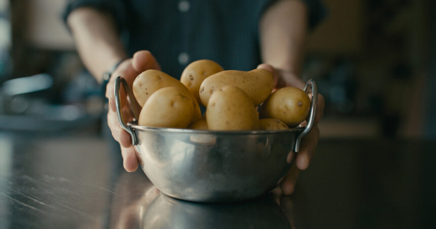 video au aparut primii cartofi noi romanesti in piete si supermarketuri pretul e cu 40 mai mare decat anul trecut cat costa kilogramul 69c22d0aa007b