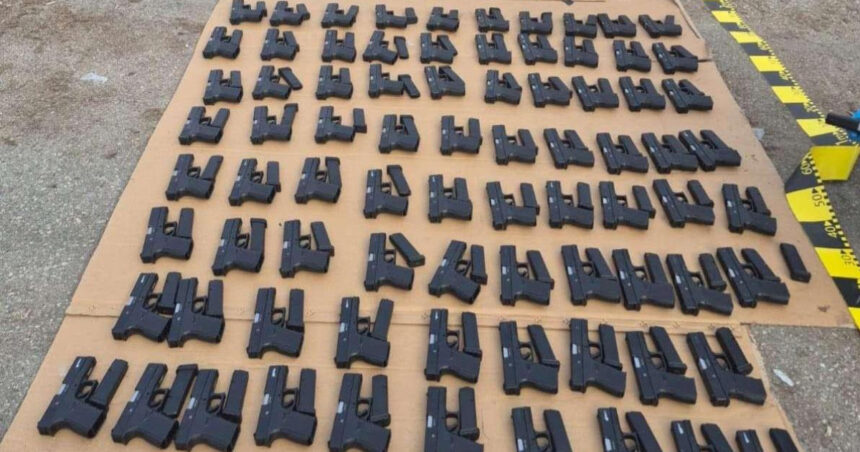 video captura de proportii la calafat peste 100 de pistoale incarcatoare si 60 000 de tigarete au fost descoperite intr un camion 69b53d6f6e541