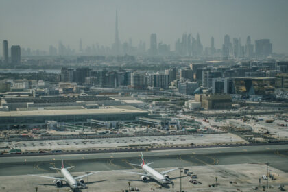 video explozie deasupra aeroportului din dubai zborurile au fost suspendate dupa interceptarea unei drone eau acuza un atac din iran 69abedbb8e91a