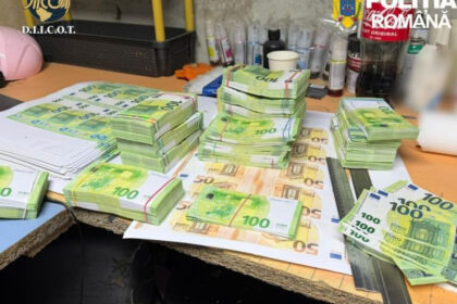 video fabrica de bani falsi la suceava trei romani si un italian au tiparit 2 milioane de euro bancnotele au fost distribuite in bulgaria 69c3ac42e6cdd