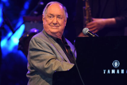 video neil sedaka a murit cantaretul si compozitorul american faimos pentru cantecul breaking up is hard to do avea 86 de ani 69a59ce5cb41a