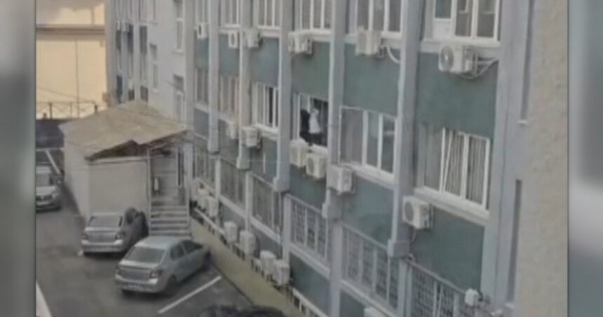 video o politista din valcea a fost surprinsa in timp ce spala geamurile la serviciu conducerea ipj a declansat o ancheta interna 69c113d1270dc