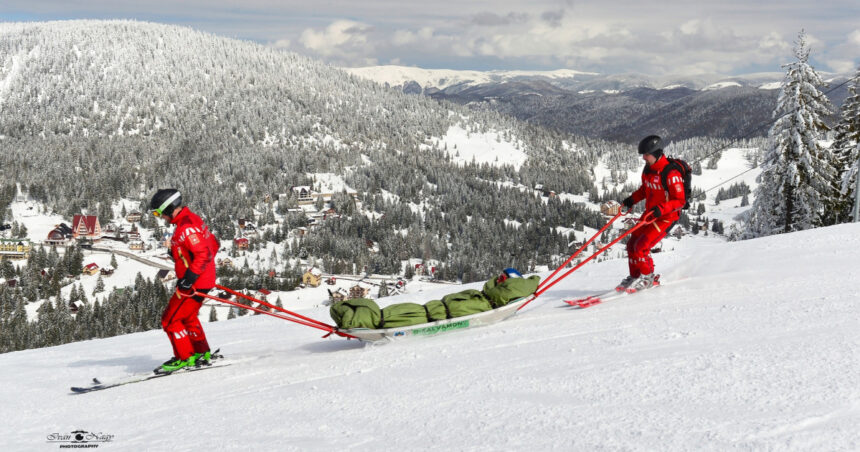 video operatiune grea in maramures trei ucraineni recuperati de la mare altitudine aproape 100 de oameni salvati de pe munte in ultima zi 69a3fa2eb3fe1