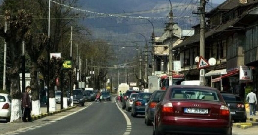 video pericol pe dn1 un zid din apropierea primariei comarnic sta sa se prabuseasca pe sosea ce spun autoritatile 69ae8d3ac88b1