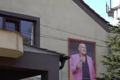 video portret neobisnuit pe fatada primariei din gogosu mehedinti fostul primar acum decedat imortalizat cu un pahar de vin in mana 69afe23ad8f90