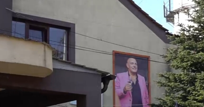 video portret neobisnuit pe fatada primariei din gogosu mehedinti fostul primar acum decedat imortalizat cu un pahar de vin in mana 69afe23ad8f90