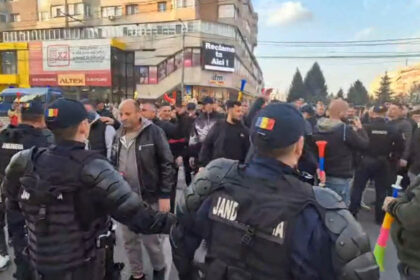 video protest al minerilor in gorj trafic blocat la tg jiu dupa ce sute de oameni au iesit in strada din cauza concedierilor anuntate 69b8314a64a8c