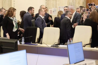 video rasturnam democratia haos la votul ajutoarelor pentru pensionari masura a fost respinsa desi initial trecuse psd a parasit sala 69ba986ae416a
