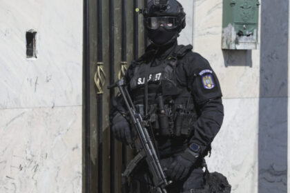 video romani inselati dupa ce au platit in avans pentru case la cheie politistii au facut perchezitii intr un dosar de 16 milioane de lei 69a831b910e72