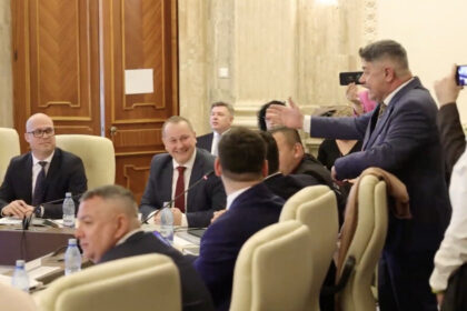 video scandal la dezbaterea bugetului mapn un ales al opozitiei a dat buzna in sedinta miruta a facut armata atacuri intre pnl si psd 69b9436cdc531