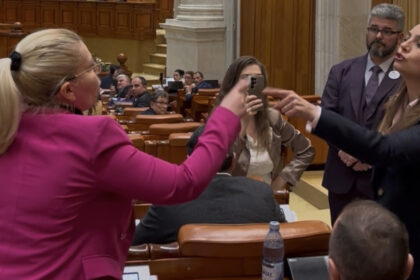 video stai in banca ta anamaria gavrila tipa la o colega de partid in plenul parlamentului nu vorbesti tu in numele pot 69bc5df2b59c9
