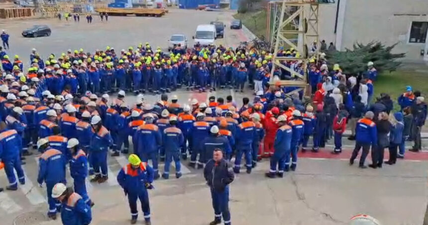 video sute de angajati de la santierul naval mangalia protesteaza din nou hotii striga muncitorii ramasi fara salarii de trei luni 69bd29fab1acc