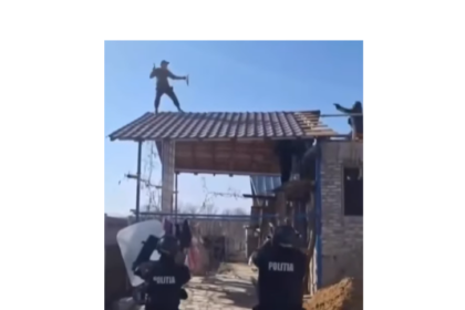 video un barbat s a urcat pe acoperisul casei cu sabie si scut si a amenintat mascatii cum s a terminat scena rupta din filme 69b5bdd566ef4