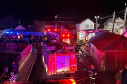 videofoto incendiu puternic in turda 20 de locuinte au fost mistuite de flacari iar doi raniti au ajuns la spital 69c784a998d5a
