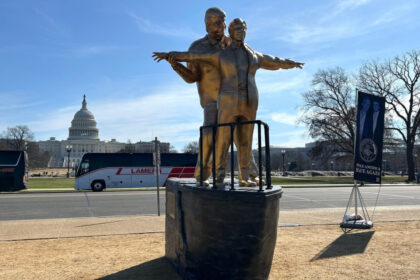 videofoto o statuie uriasa ii infatiseaza pe trump si epstein ca jack si rose in titanic ce scrie pe soclu 69b1aec8408f5