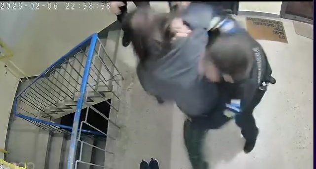 a fost arestat un lacatus cfr scandal cu toporul pe scara blocului pentru ca nu reusea sa faca