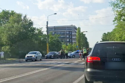 accident in mamaia un jaguar s a oprit intr un scuar soferul ar fi parasit zona 69f048da83af9