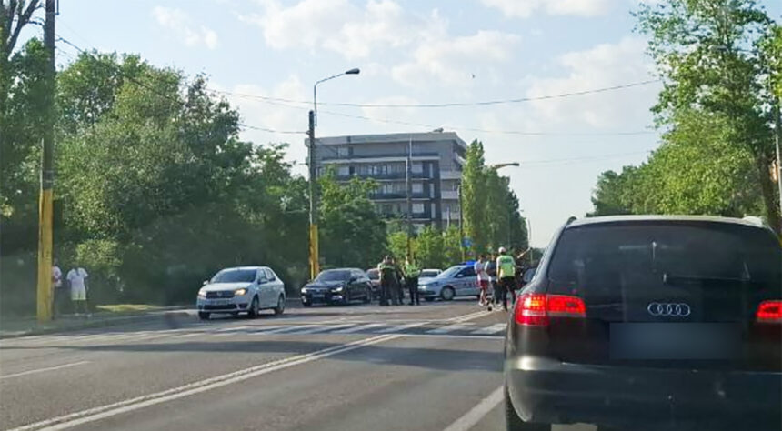 accident in mamaia un jaguar s a oprit intr un scuar soferul ar fi parasit zona 69f048da83af9