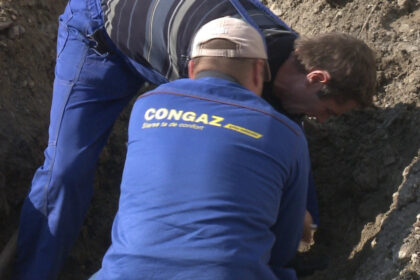 avarie la reteaua de gaz in rucar o conducta a fost fisurata in urma unor lucrari traficul in zona a fost restrictionat 69eb39639f0fb