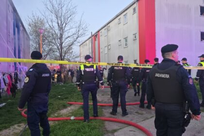 bilantul incendiului din cartierul henri coanda un barbat are arsuri pe 80 din suprafata corporala alti 6 adulti si 4 minori intoxicati cu fum 69de8e411052a
