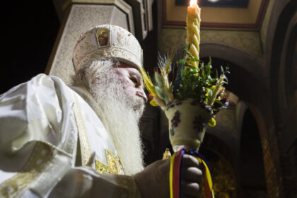 ce semnifica lumina sfanta din noaptea de inviere ce trebuie sa stie credinciosii daca se stinge lumanarea in drum spre casa 69d9e80b8a007