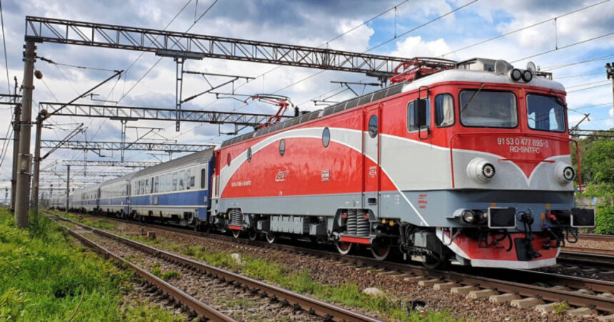 circulatia feroviara este blocata intre brasov si sighisoara din cauza unui copac cazut 69d6640aeae2e