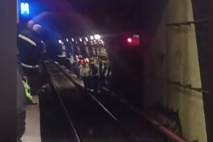 circulatia metroului blocata pe magistrala 4 o bucata din tavanul galeriei s a prabusit peste sine 69e8f1aae8b95