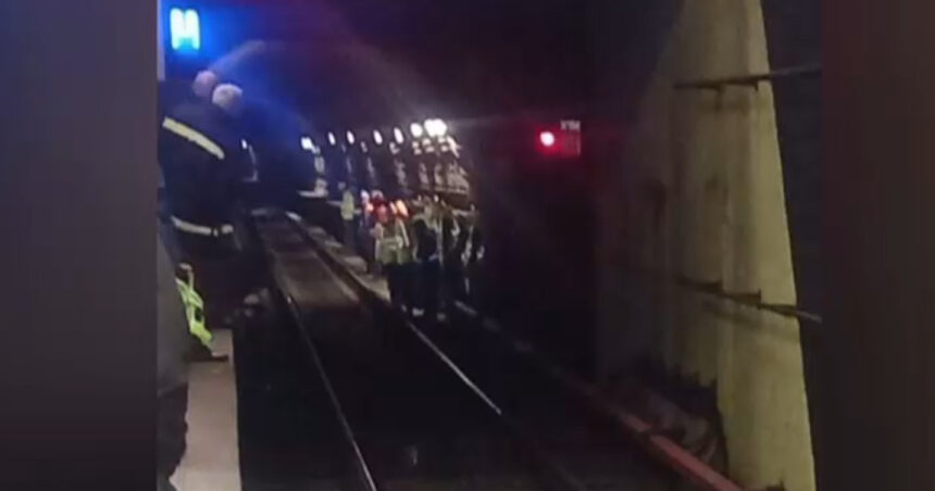 circulatia metroului blocata pe magistrala 4 o bucata din tavanul galeriei s a prabusit peste sine 69e8f1aae8b95