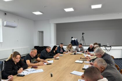 cum se vor imparti banii de la bugetul comunei lumina strazi trotuare utilaje trenulet electric 69e5338644615